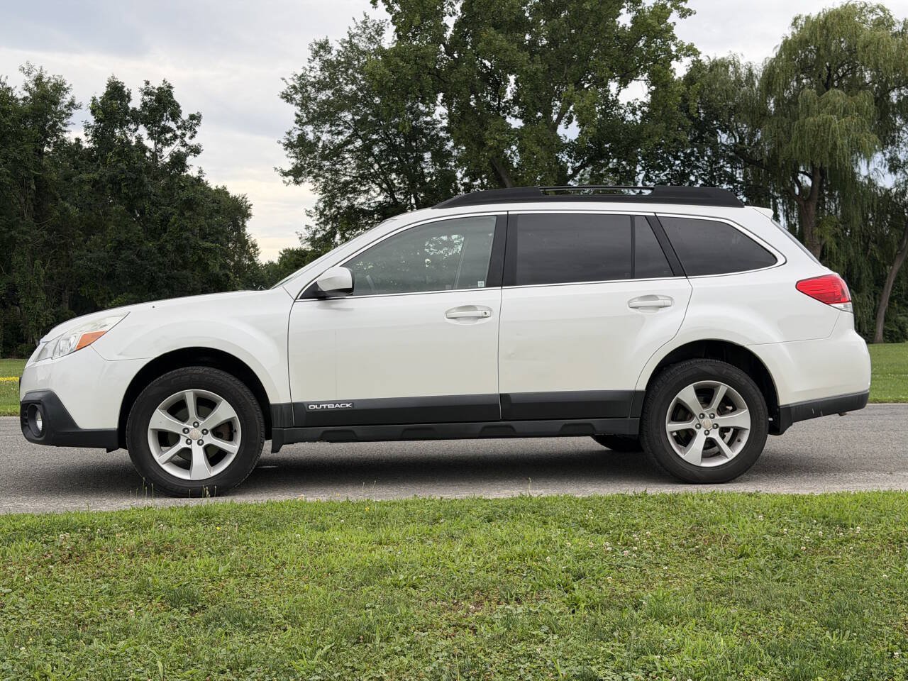 Used 2014 Subaru Outback 2.5i Premium AWD/4WD image 7