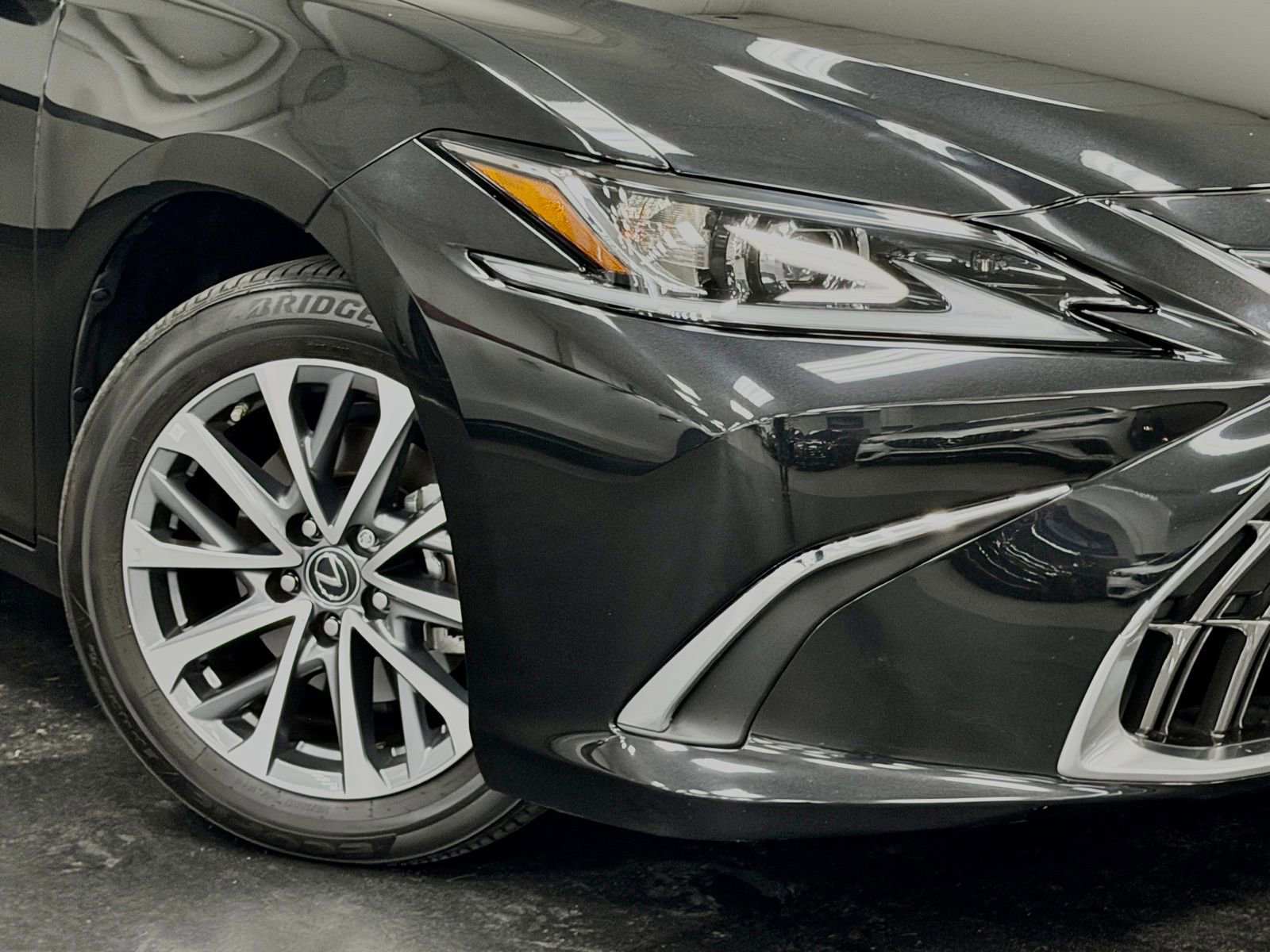 Used 2025 Lexus ES 350 w/ Accessory Package (Z1) image 4