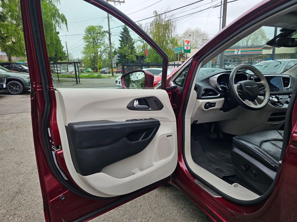 Used 2018 Chrysler Pacifica Limited w/ Tire & Wheel Group image 21