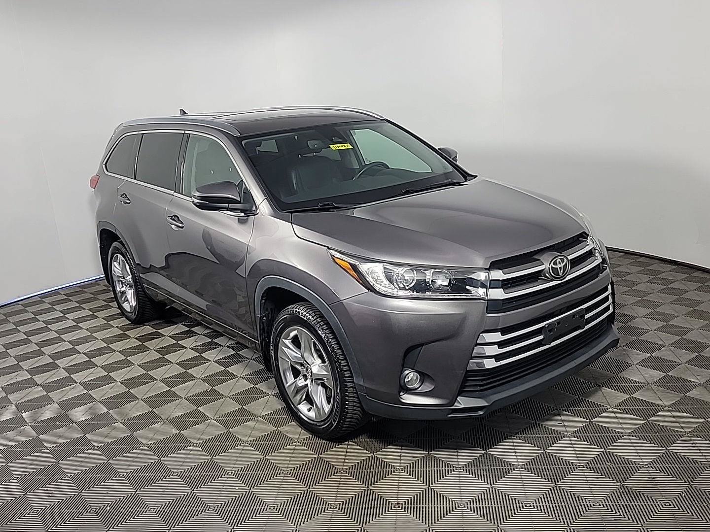 Used 2018 Toyota Highlander Limited AWD/4WD image 2