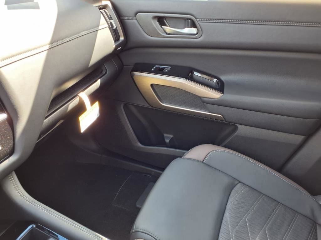 New 2025 Nissan Pathfinder Platinum w/ Black Appearance Package image 27