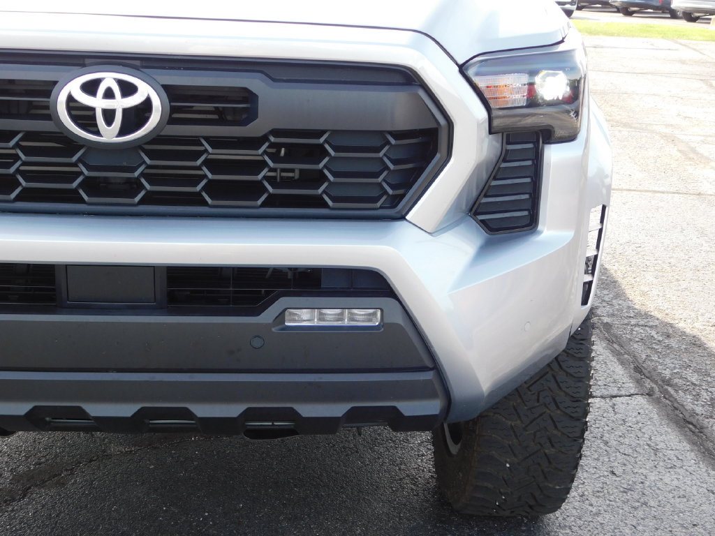 Used 2024 Toyota Tacoma TRD Sport w/ TRD Sport Upgrade Package AWD/4WD image 12