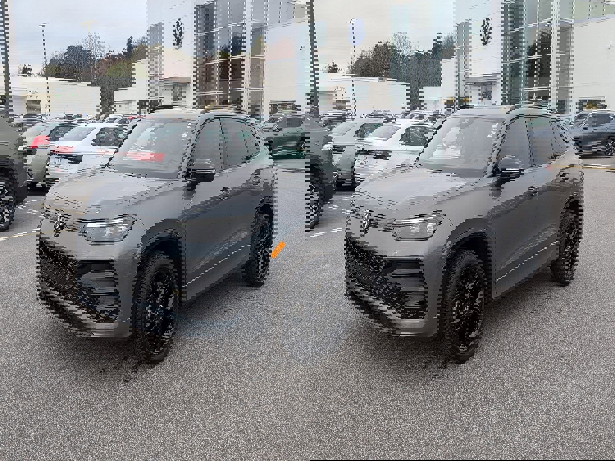 Used 2025 Volkswagen Tiguan SE R-Line image 7