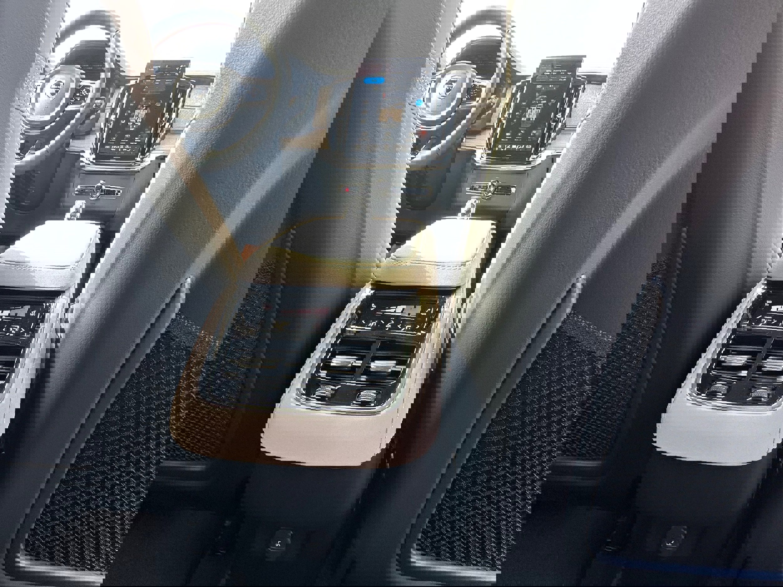 New 2026 Volvo XC90 B6 Plus w/ Protection Package Premier image 12