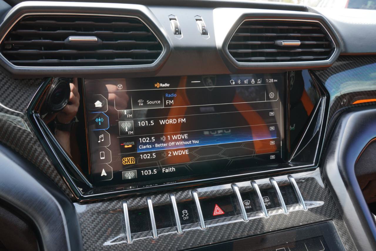 Used 2022 Lamborghini Urus AWD/4WD image 36