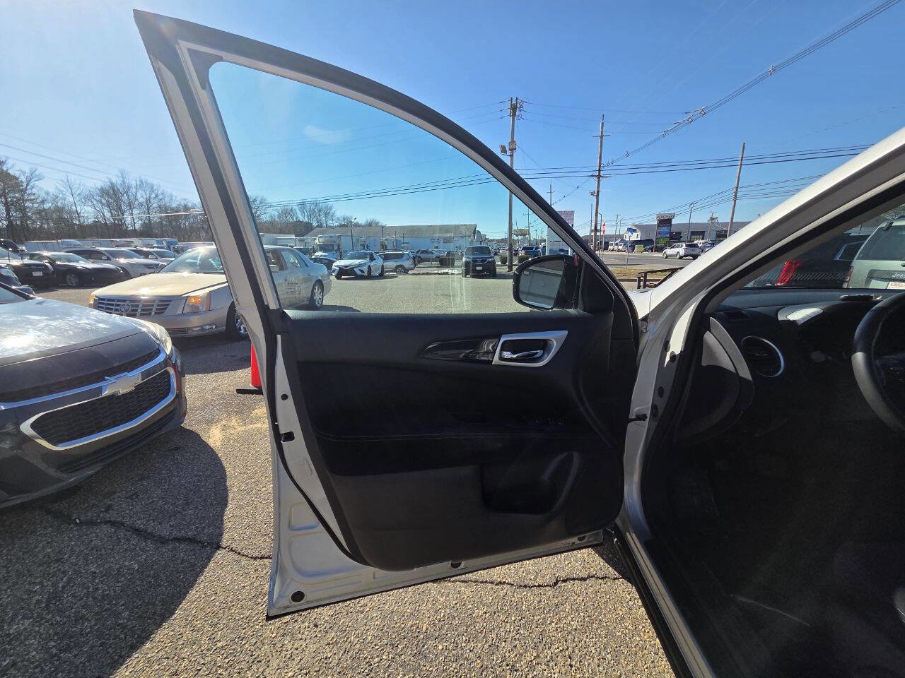 Used 2016 Nissan Pathfinder SV image 8