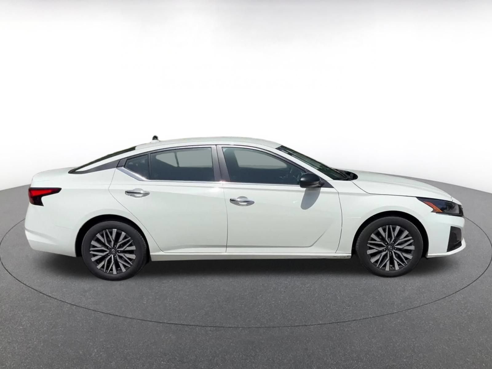 Used 2025 Nissan Altima 2.5 SV FWD image 13