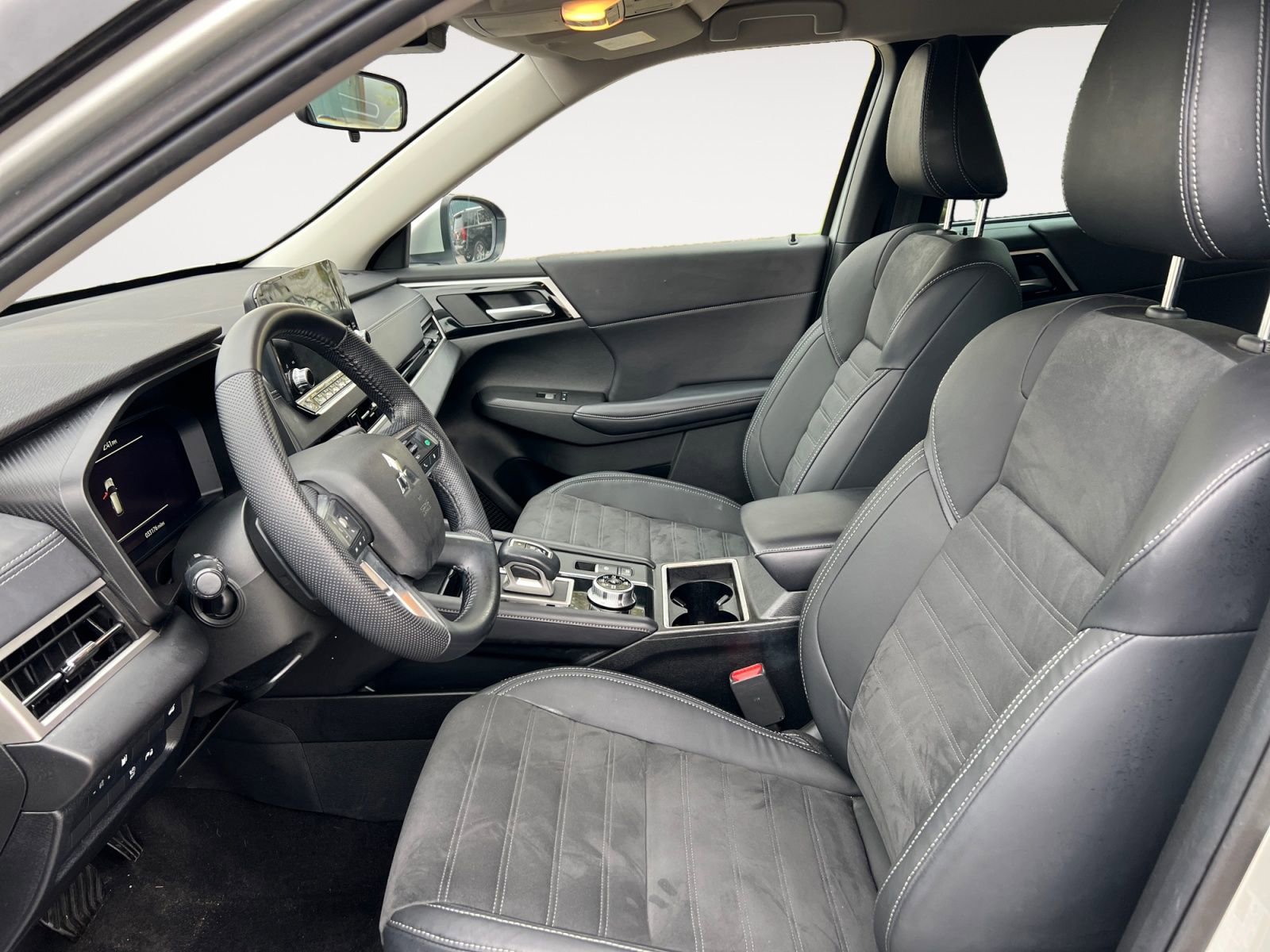 Used 2023 Mitsubishi Outlander SE AWD/4WD image 9