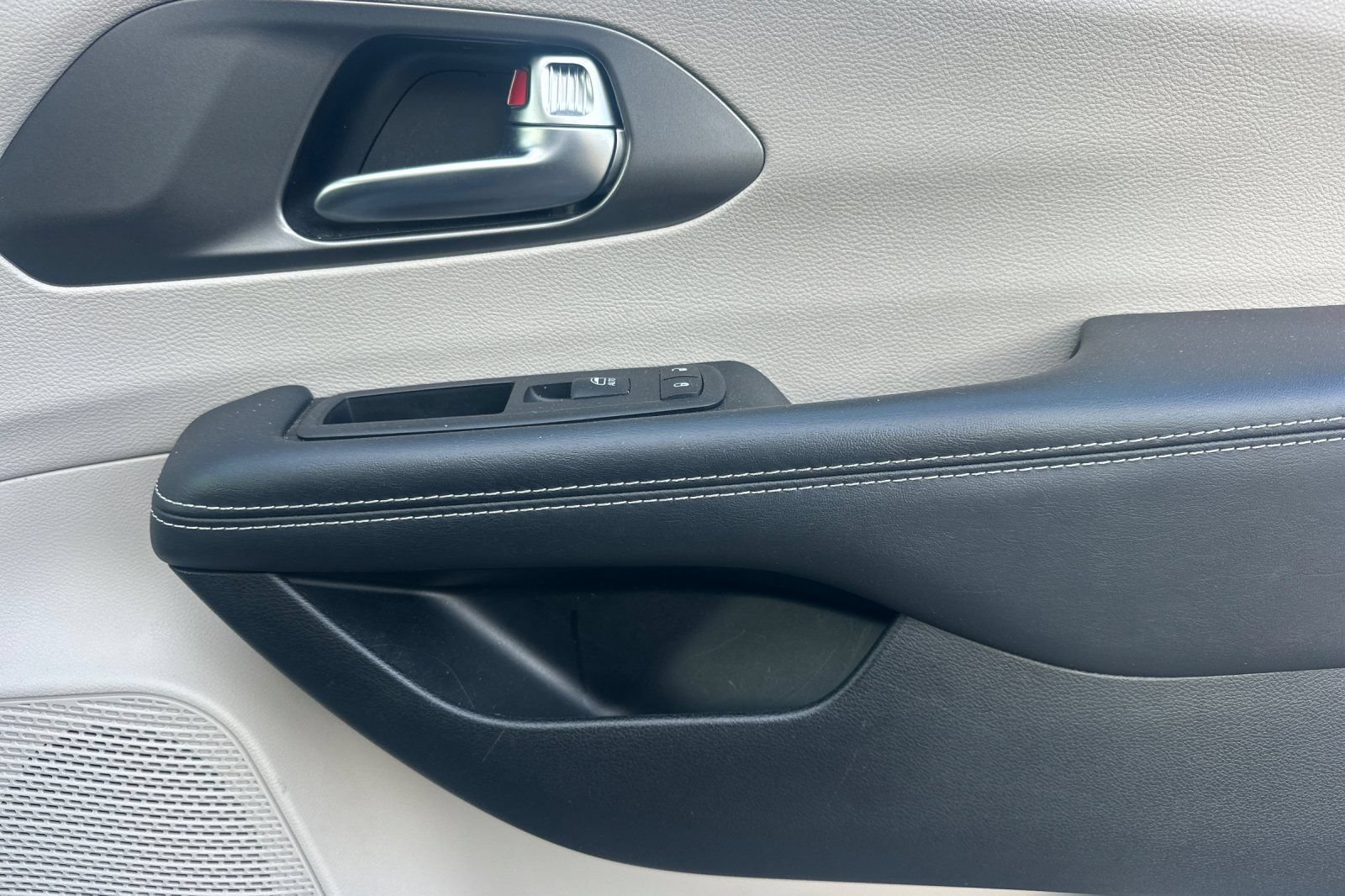 Used 2023 Chrysler Pacifica Touring-L FWD image 20