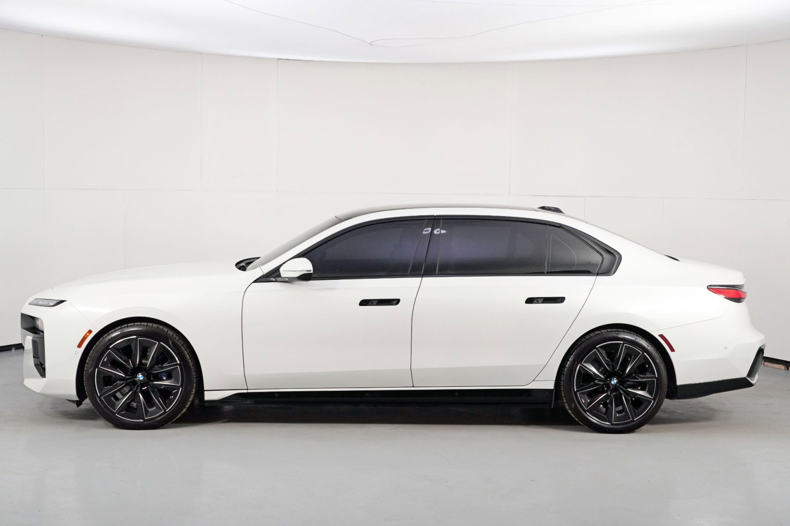 Used 2023 BMW i7 xDrive60 w/ Executive Package 2 image 64