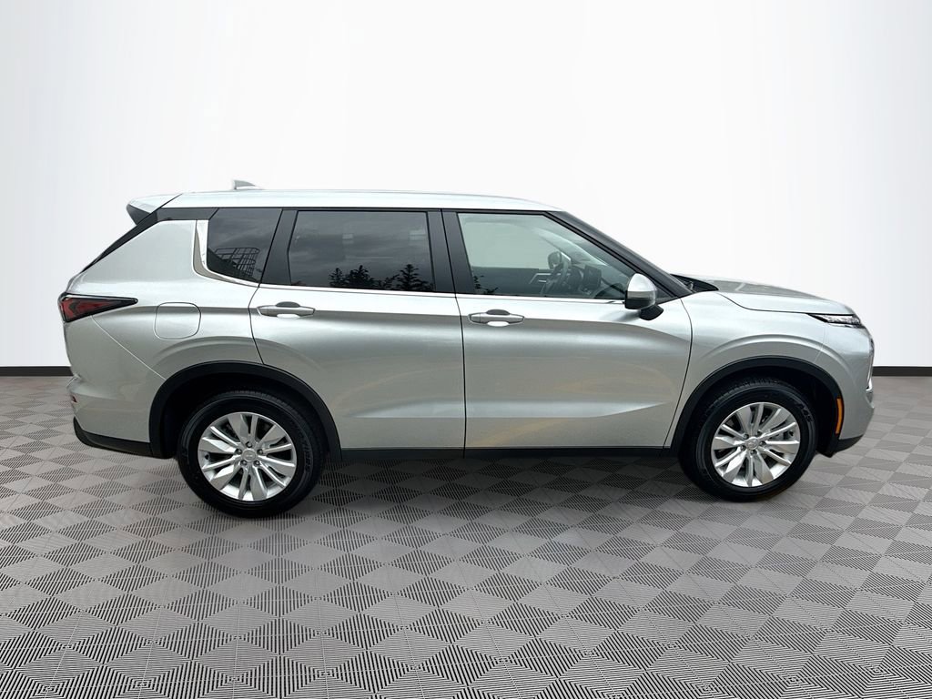 New 2026 Mitsubishi Outlander ES image 8