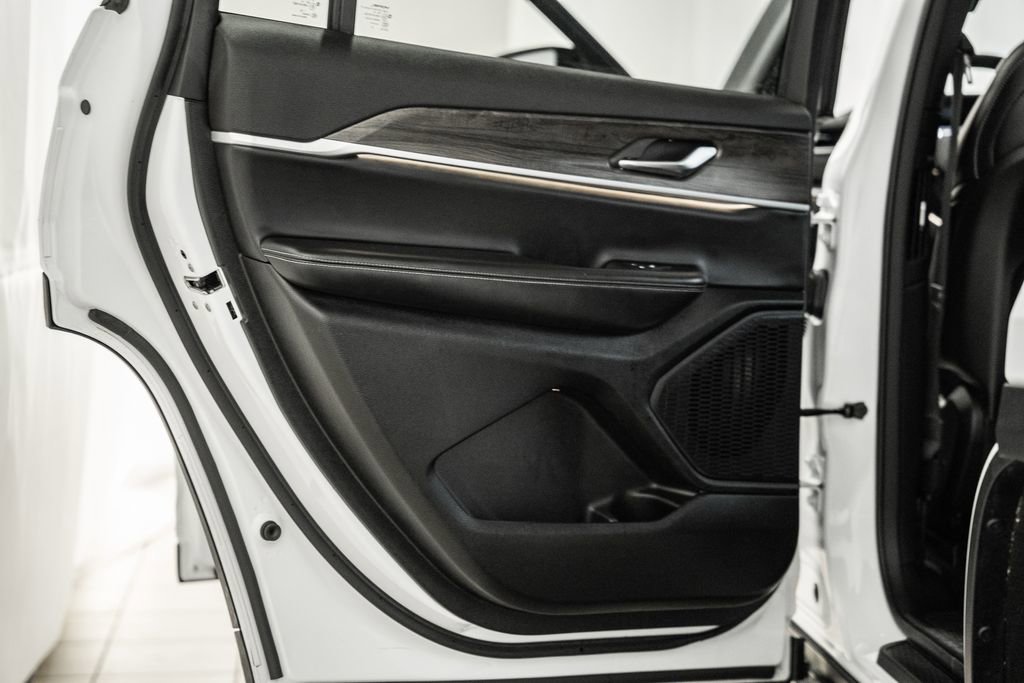 Used 2024 Jeep Grand Cherokee L Limited image 45