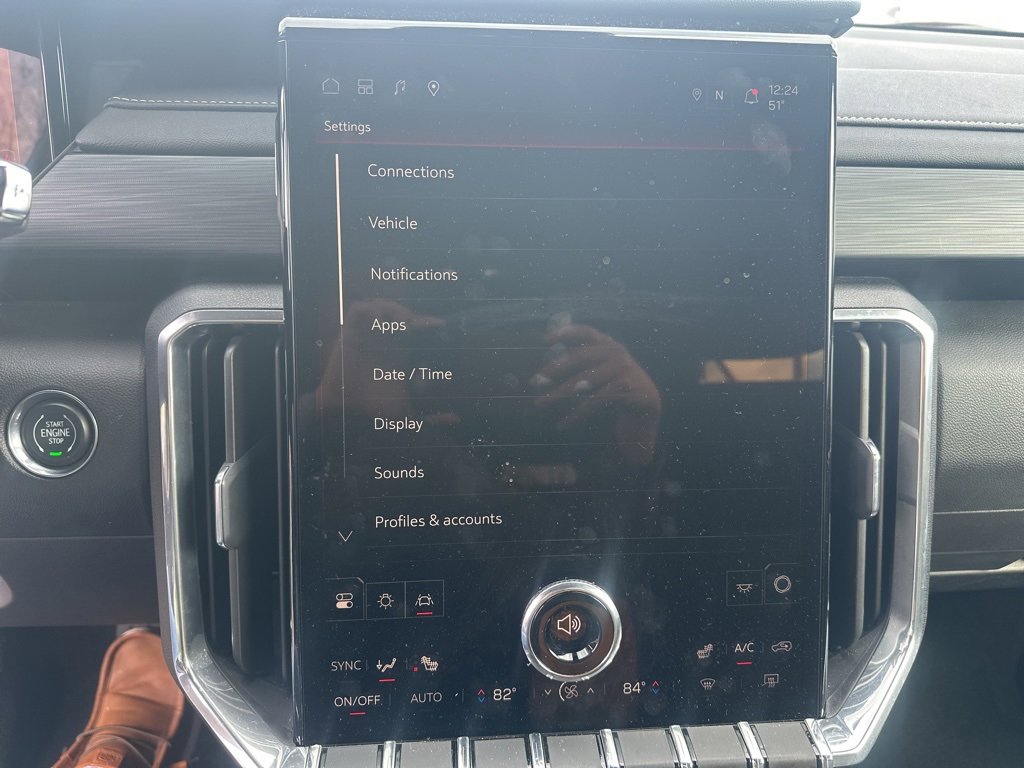 Used 2025 GMC Acadia Elevation image 17