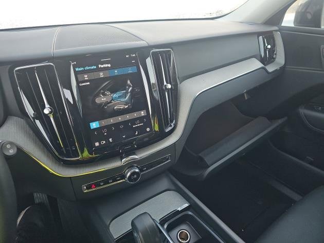 Certified 2025 Volvo XC60 B5 Plus image 9