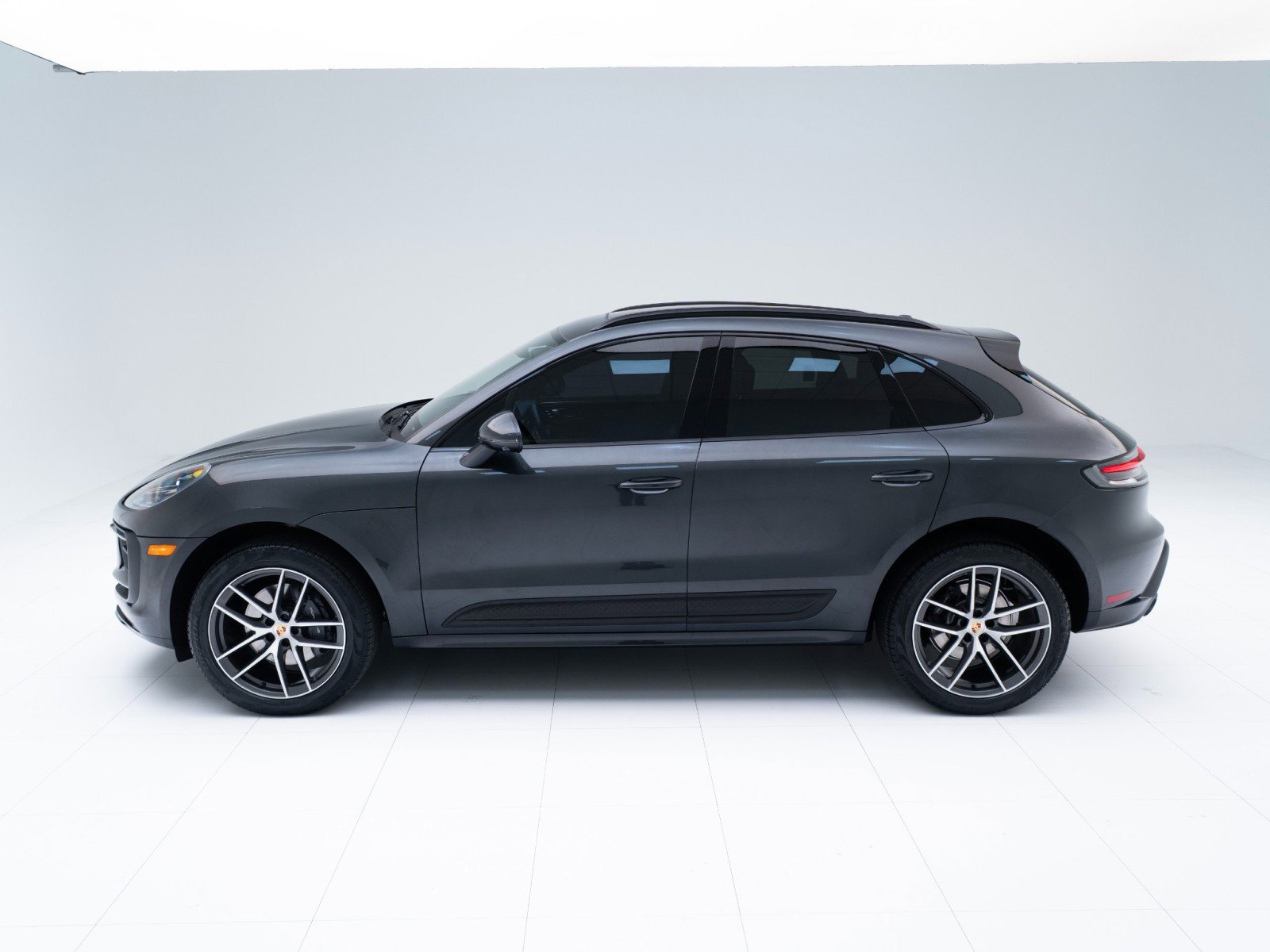 Certified 2023 Porsche Macan image 2