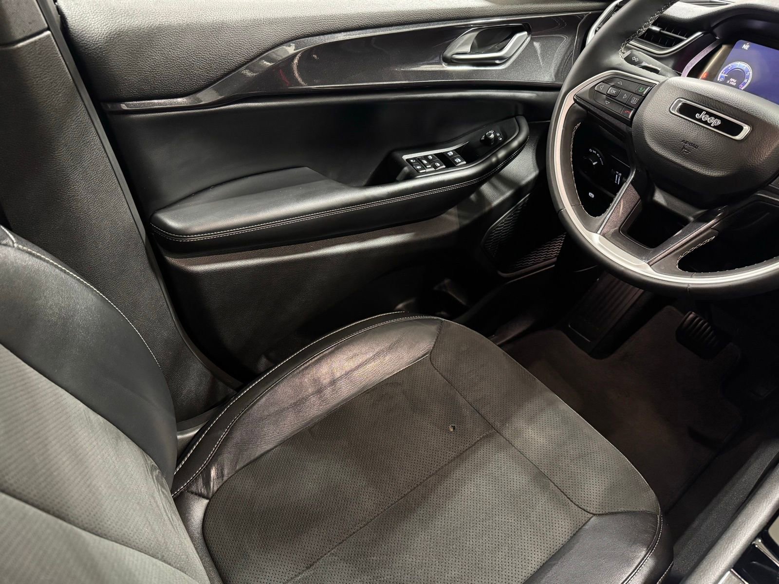 Used 2023 Jeep Grand Cherokee Altitude image 37