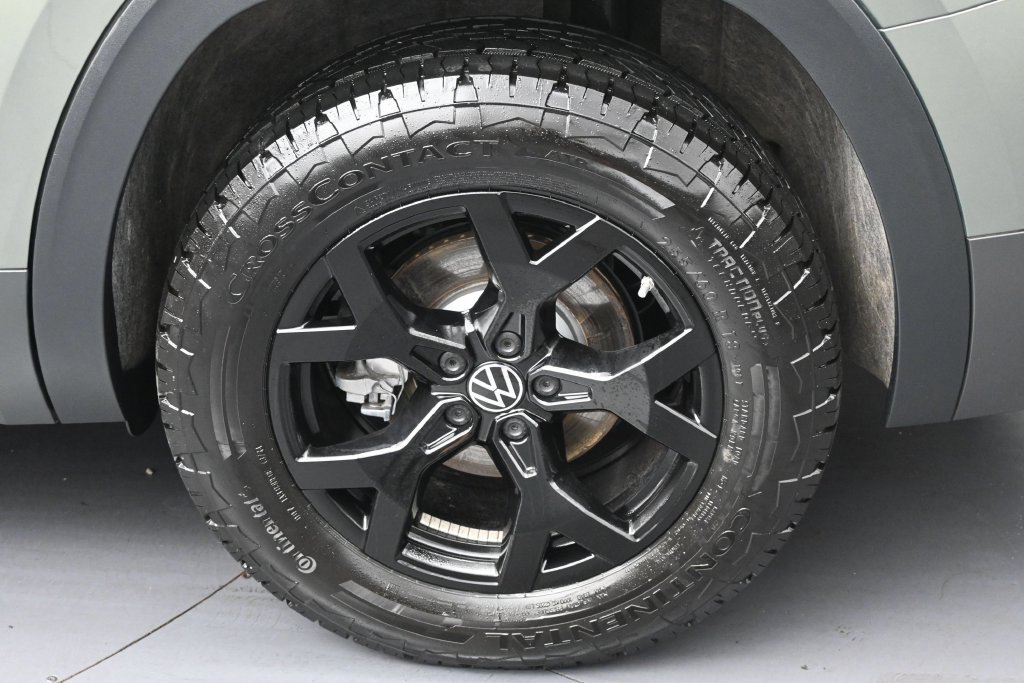 Used 2025 Volkswagen Atlas Peak Edition SE AWD/4WD image 35