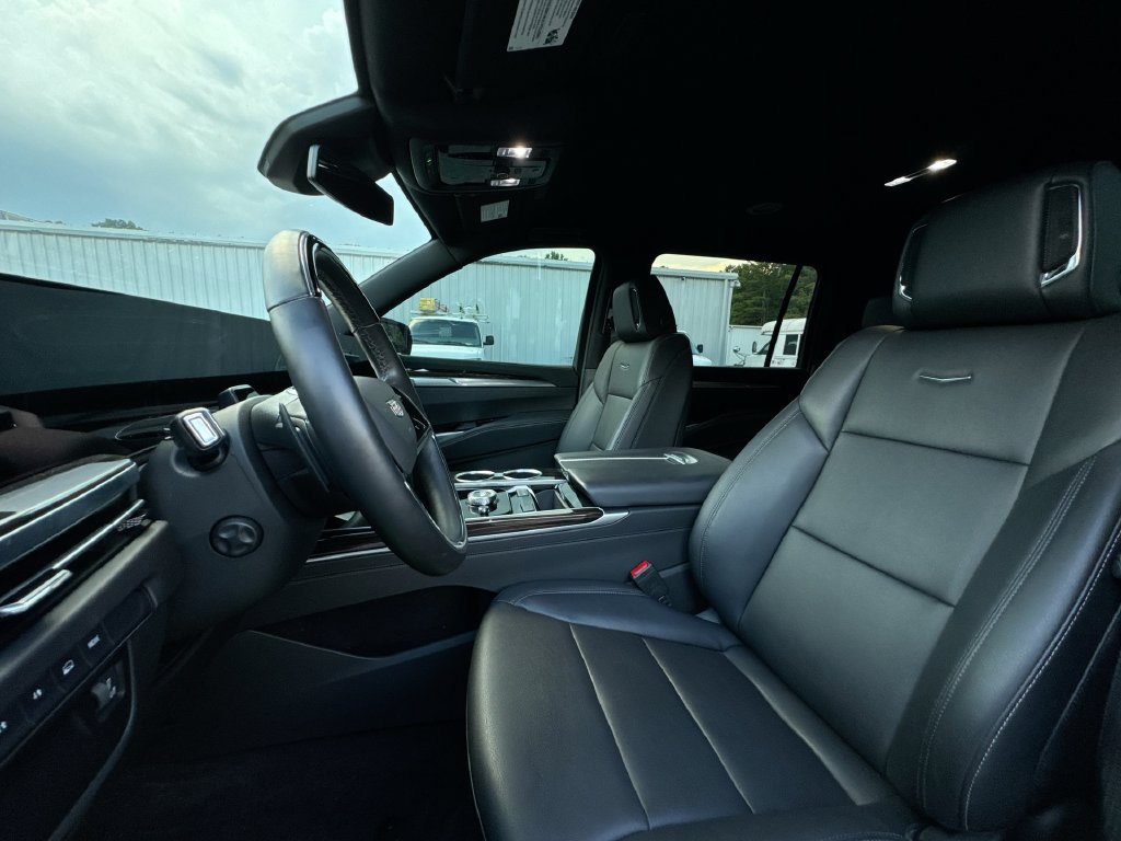 Used 2025 Cadillac Escalade ESV Luxury AWD/4WD image 13