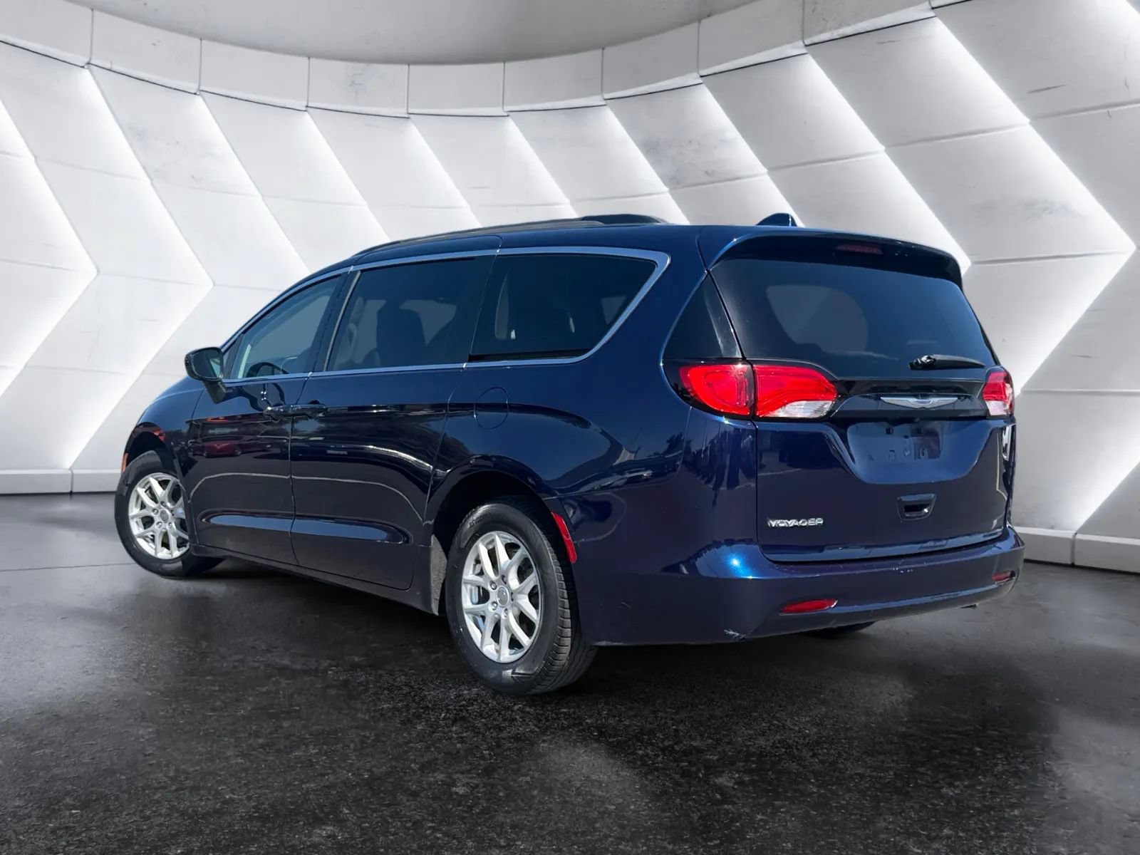 Used 2020 Chrysler Voyager Lxi FWD image 3