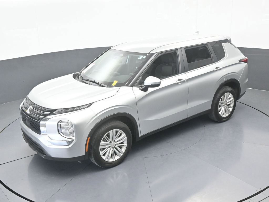 Used 2024 Mitsubishi Outlander ES image 11