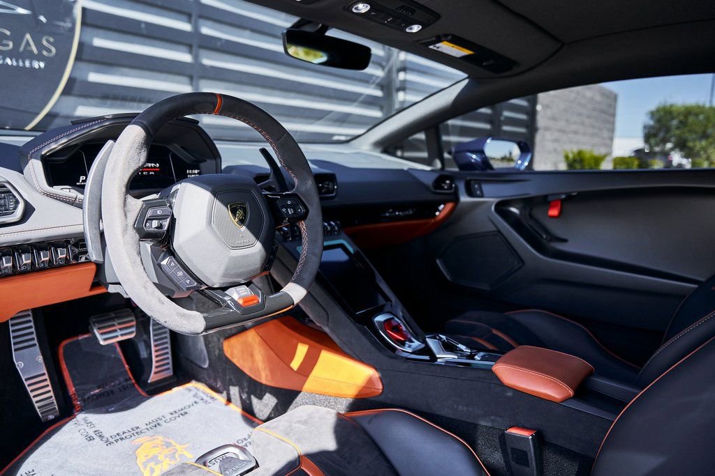 Used 2024 Lamborghini Huracan Tecnica image 2