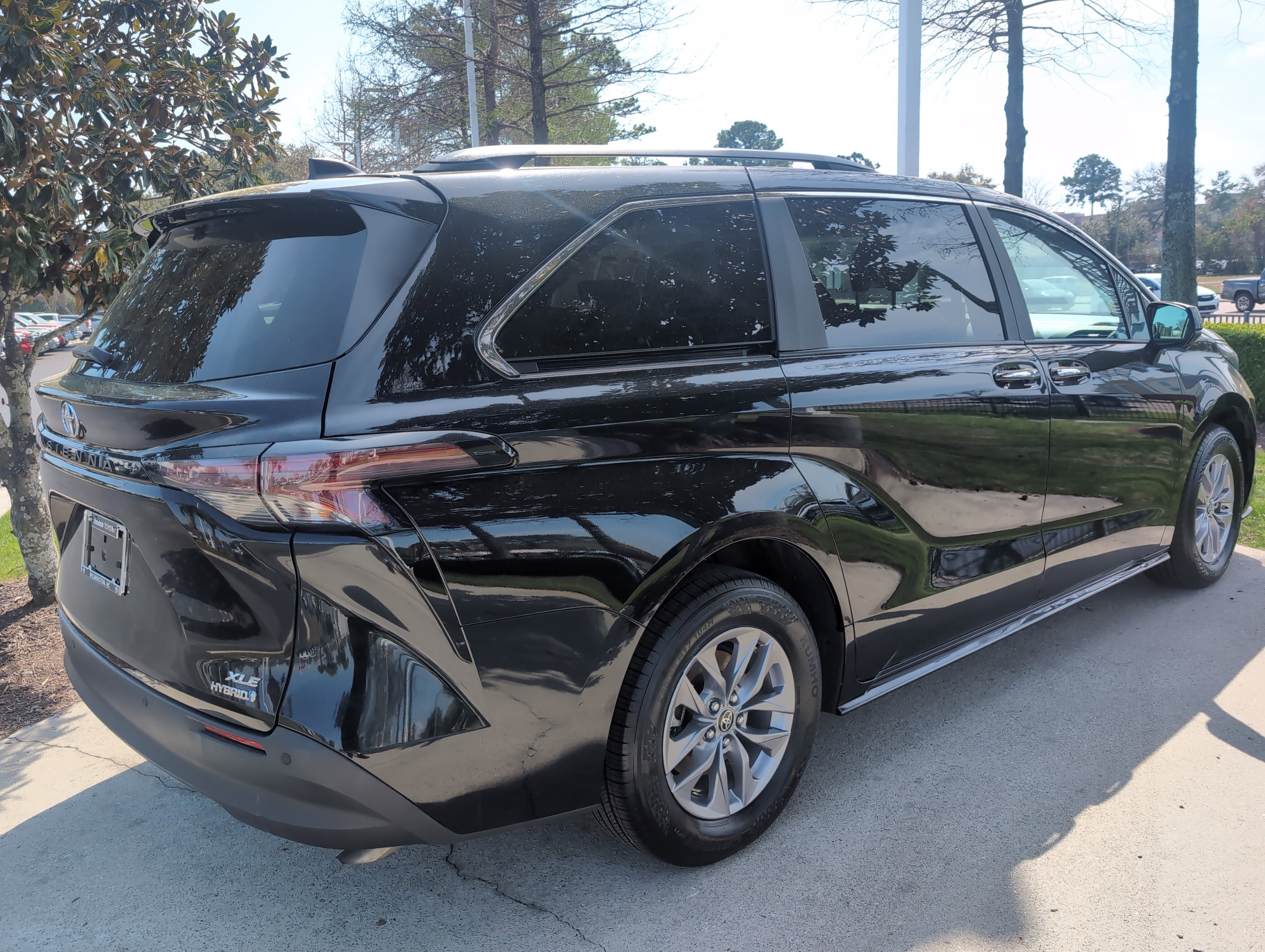 Certified 2024 Toyota Sienna XLE FWD image 10