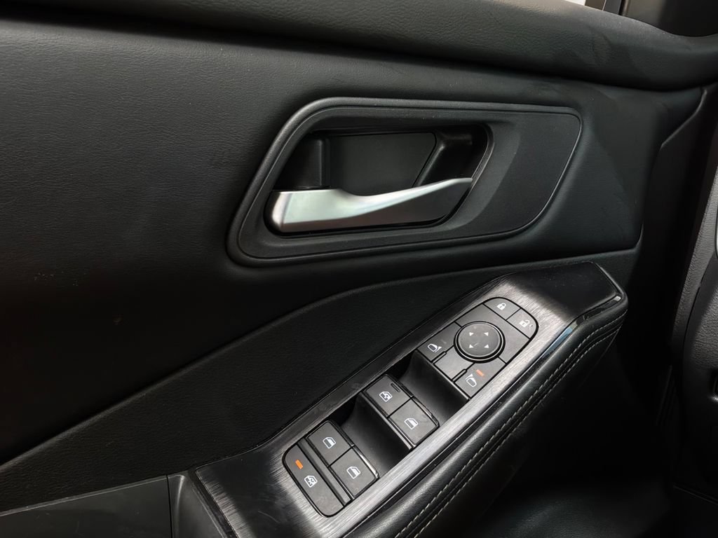 Used 2025 Nissan Rogue SV FWD image 19