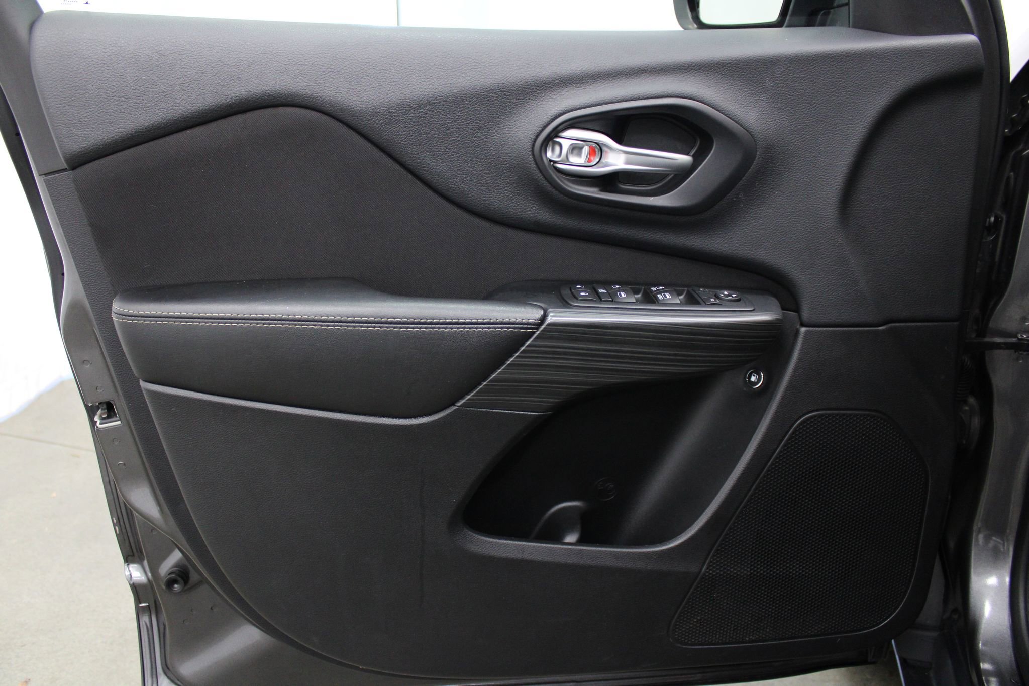 Used 2015 Jeep Cherokee Latitude image 9