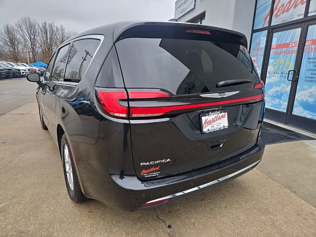 Used 2024 Chrysler Pacifica Touring-L image 8