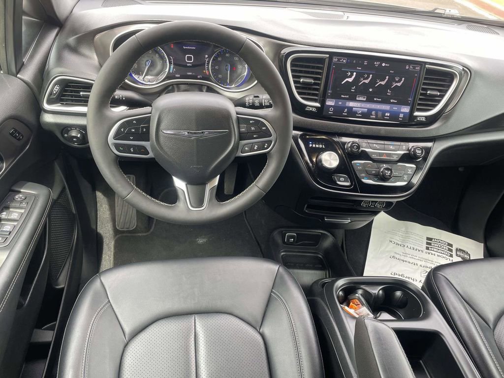 Used 2025 Chrysler Pacifica Select image 10