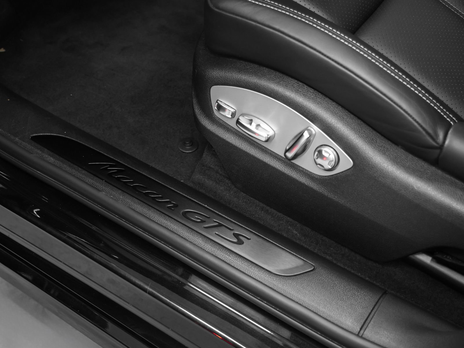 Certified 2023 Porsche Macan GTS image 31