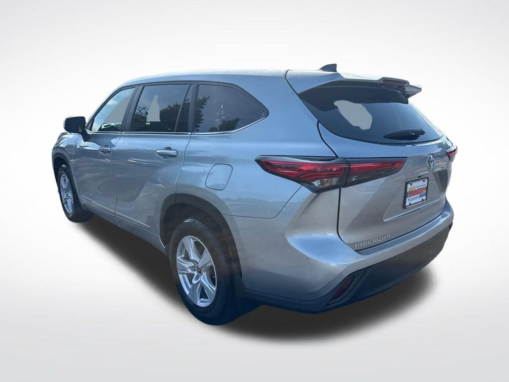 Used 2023 Toyota Highlander L FWD image 3