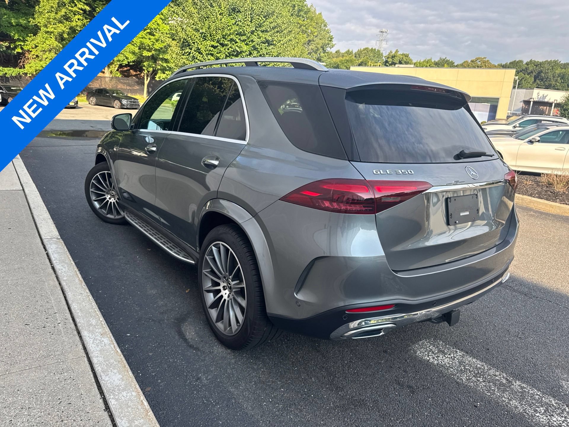 Used 2024 Mercedes-Benz GLE 350 4MATIC w/ AMG Line Exterior image 4