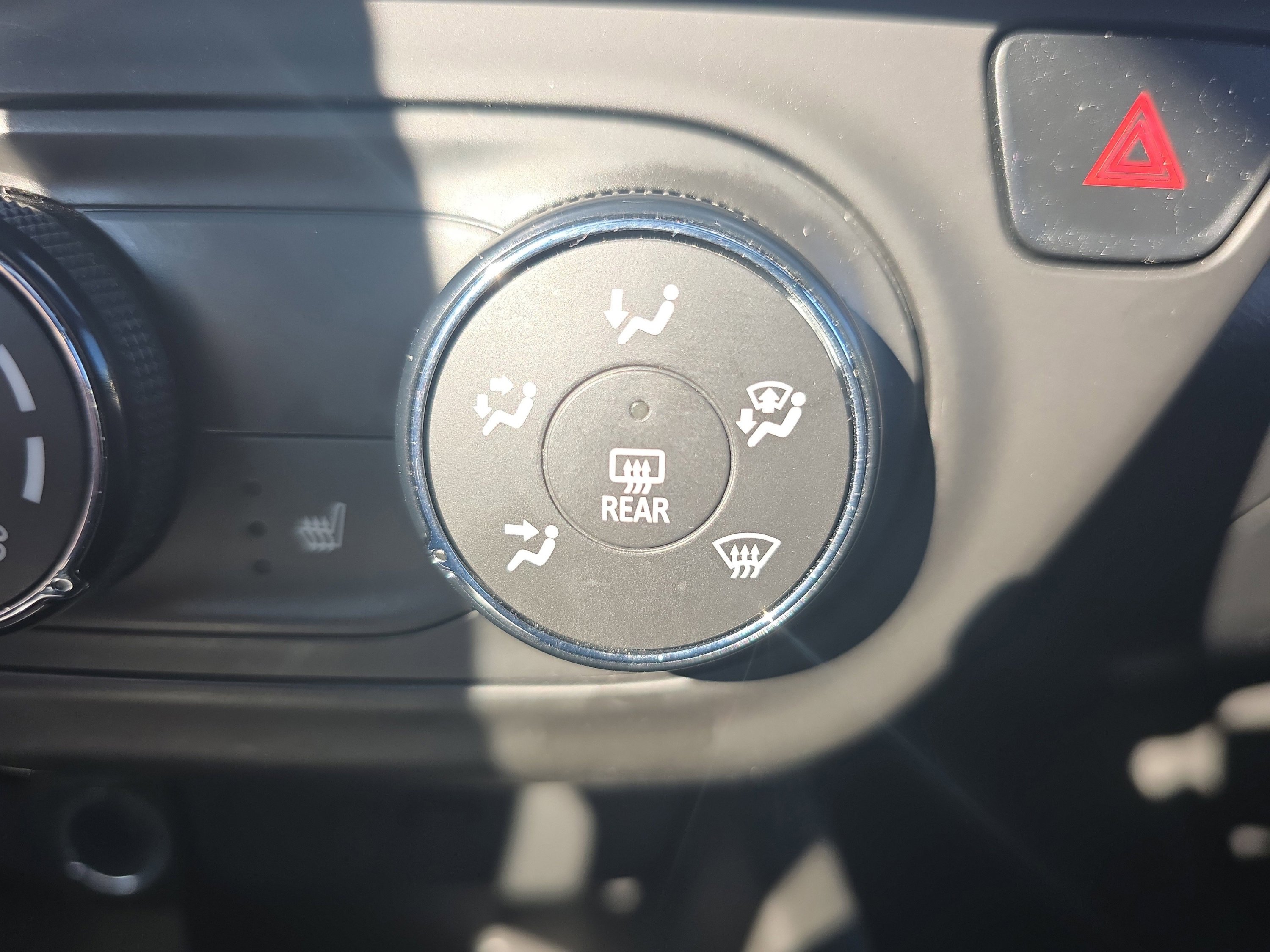 Used 2024 Chevrolet Trax RS w/ Sunroof Package FWD image 26
