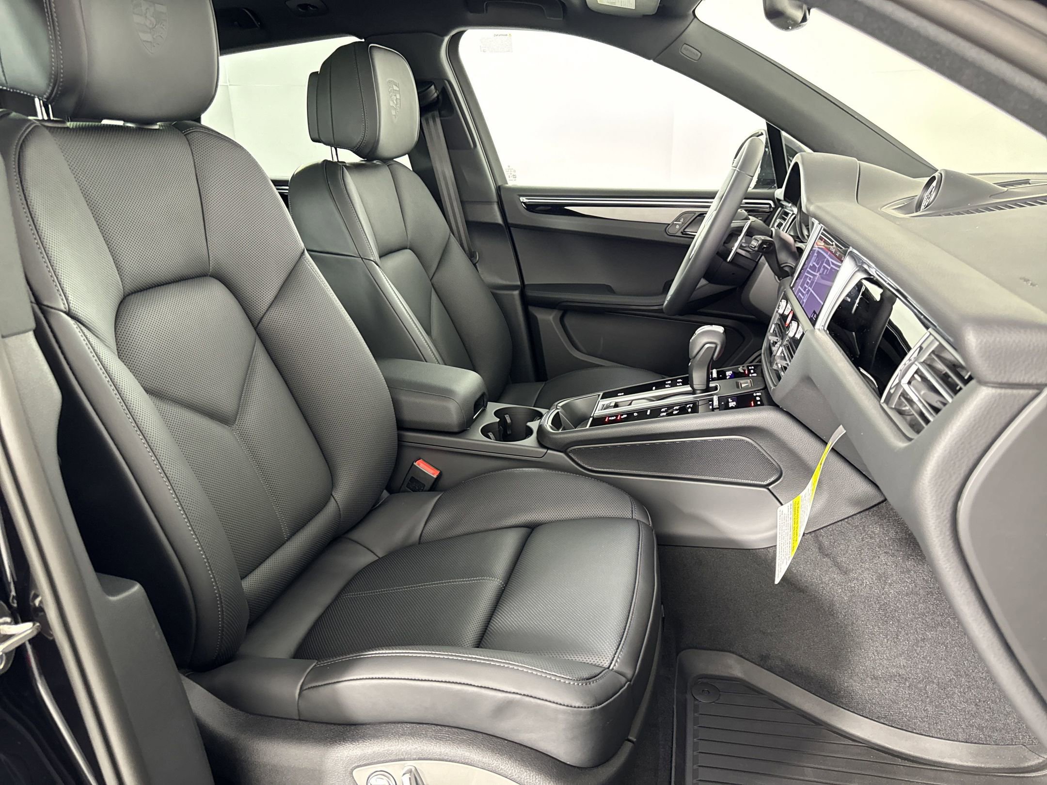 Certified 2025 Porsche Macan image 30