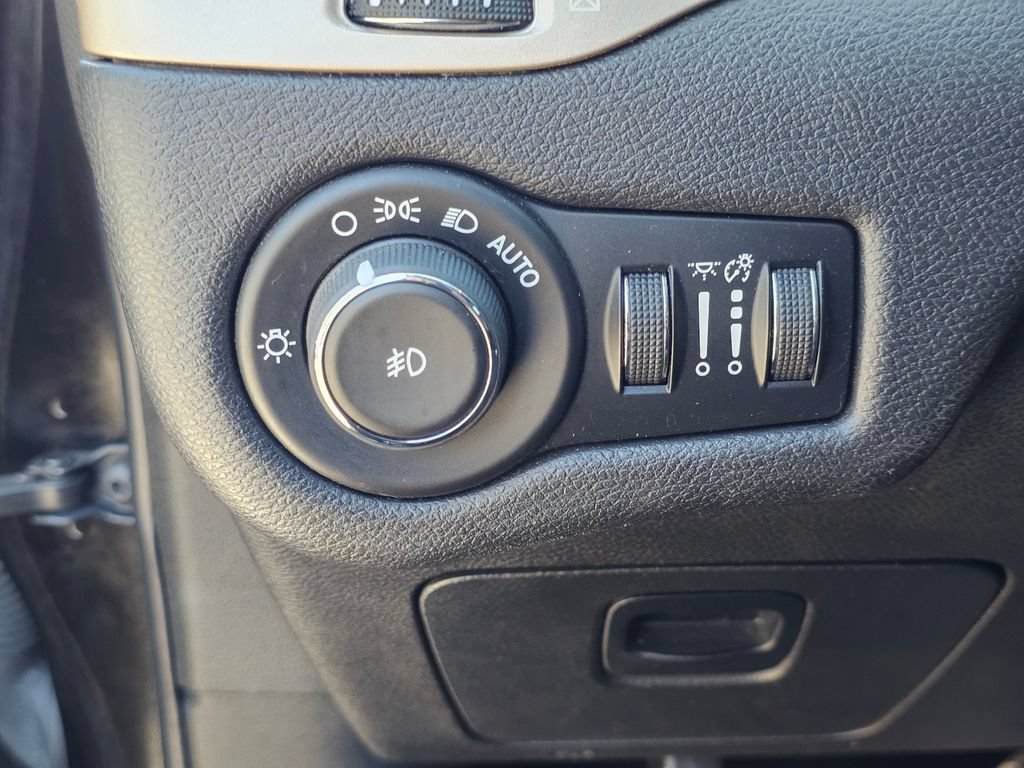 Used 2017 Jeep Cherokee Limited AWD/4WD image 33