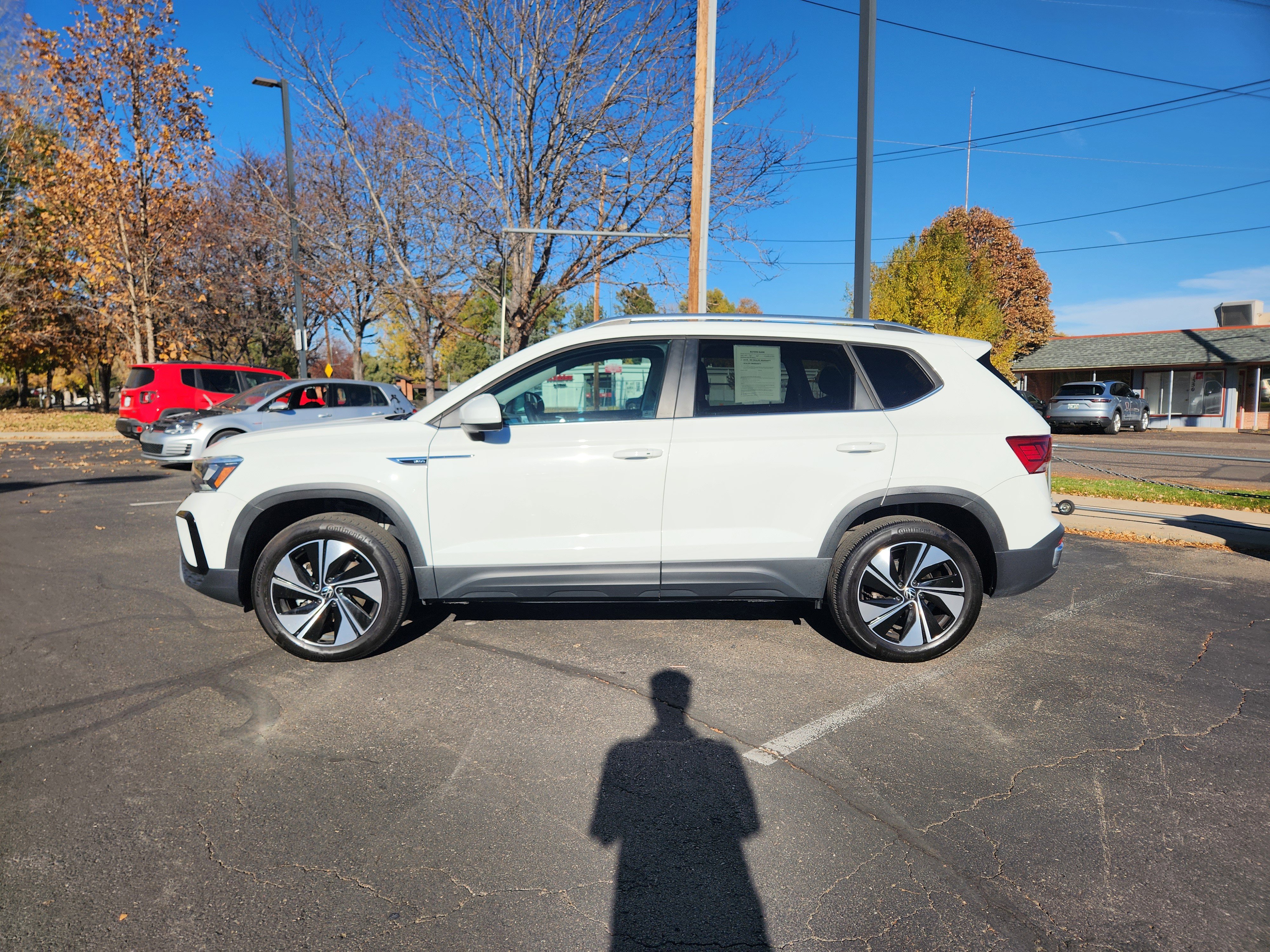 Certified 2023 Volkswagen Taos SE w/ Panoramic Sunroof Package image 4