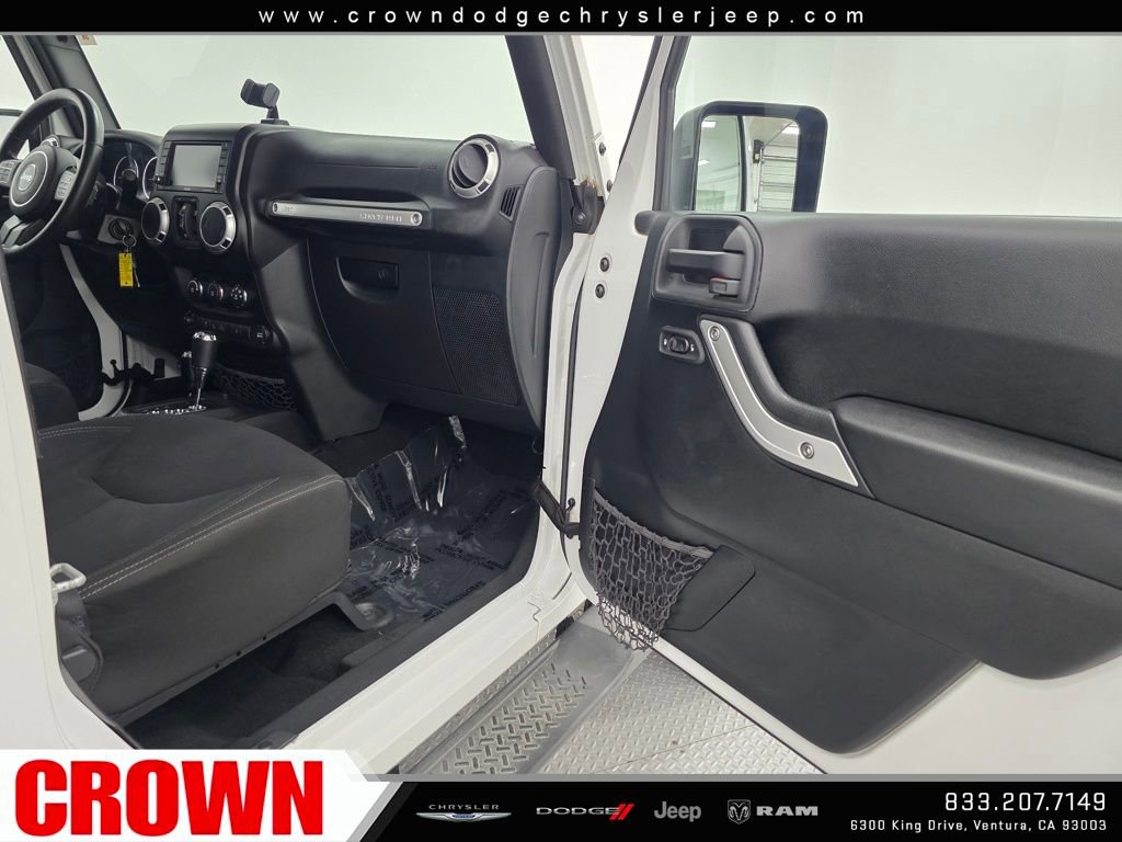 Used 2015 Jeep Wrangler Unlimited Sahara w/ Connectivity Group image 13