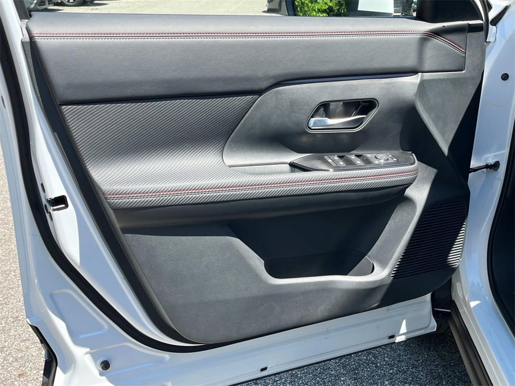 New 2025 Nissan Kicks SR image 24