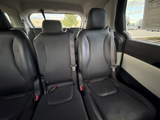 Used 2023 Kia Carnival EX FWD image 17