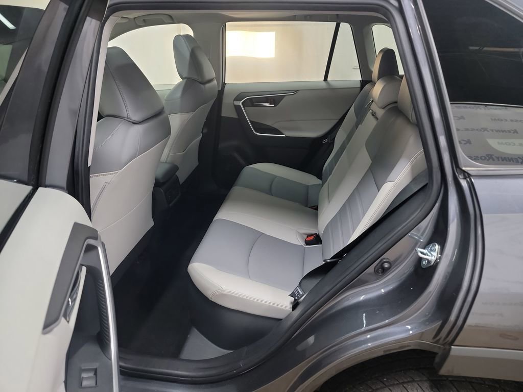Used 2021 Toyota RAV4 XLE Premium image 10