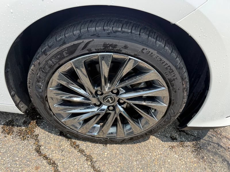 Used 2024 Lexus ES 300h w/ Accessory Package (Z1) FWD image 17