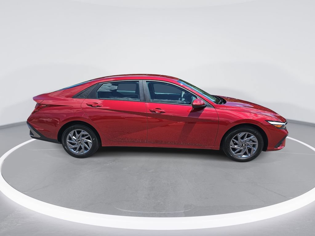 Certified 2024 Hyundai Elantra Blue FWD image 4