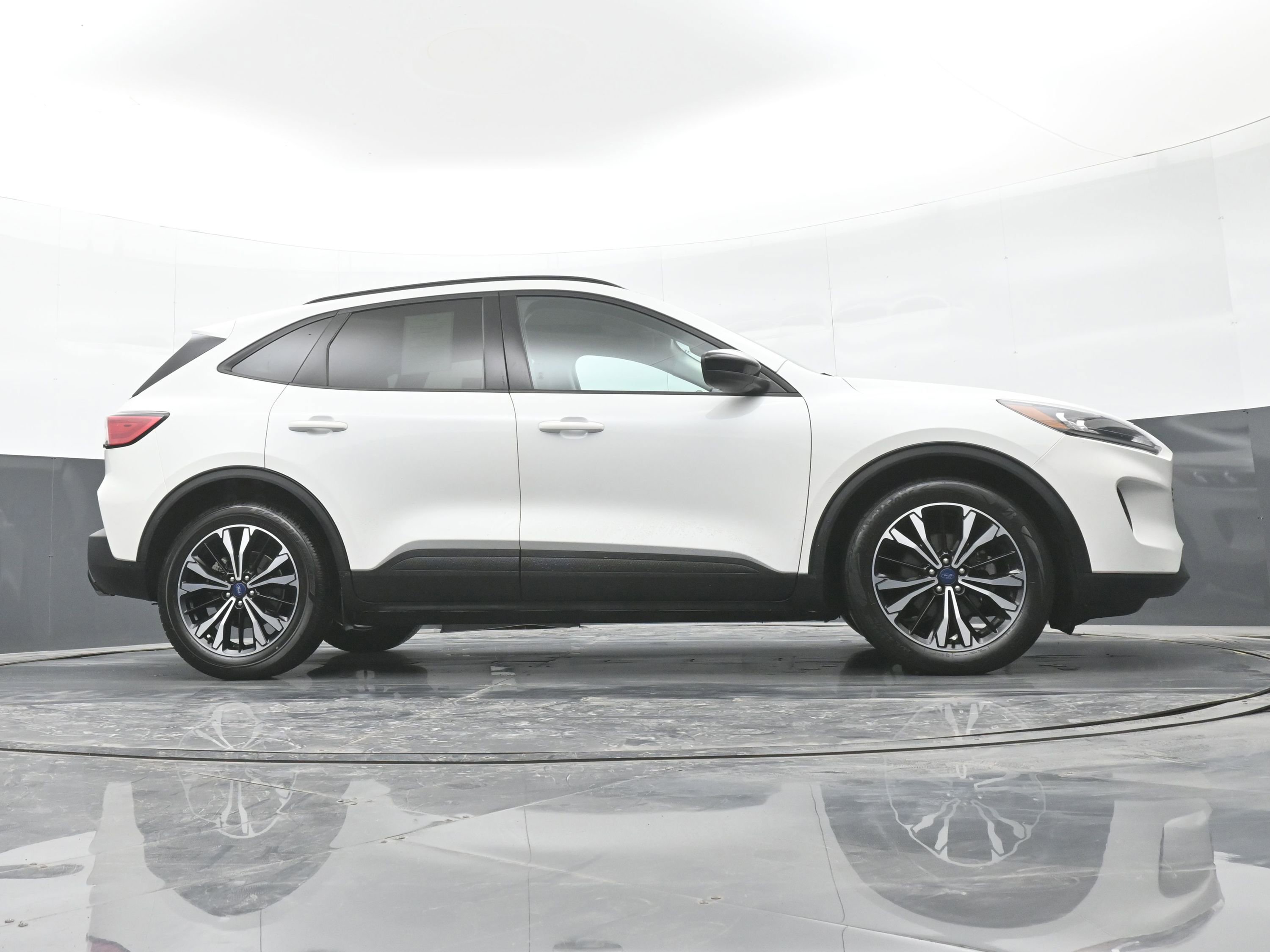 Used 2022 Ford Escape SE w/ SE Sport Appearance Package image 34