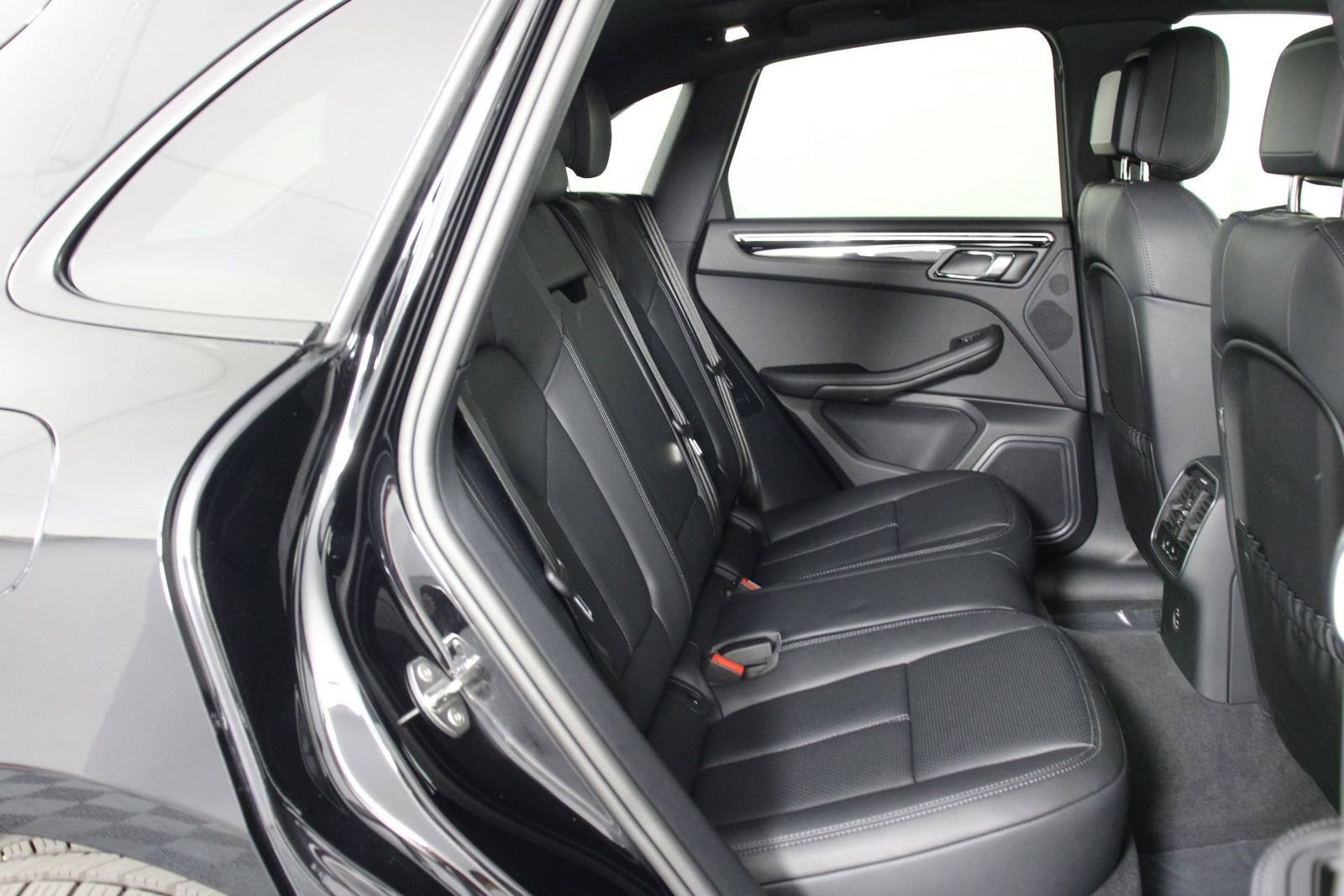 Certified 2025 Porsche Macan image 32