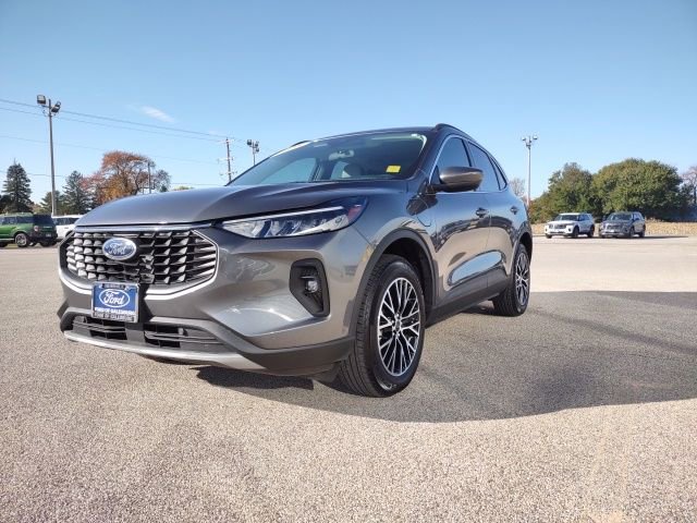 Used 2025 Ford Escape SE image 2