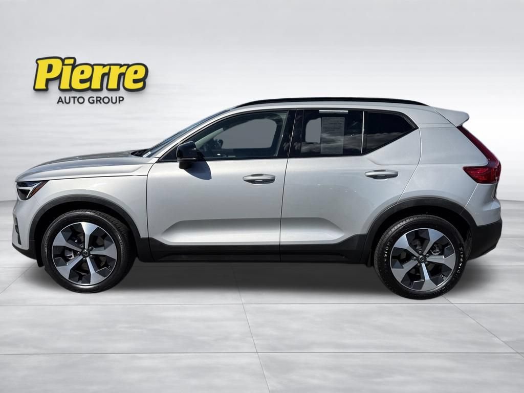 Used 2024 Volvo XC40 B5 Core AWD/4WD image 4
