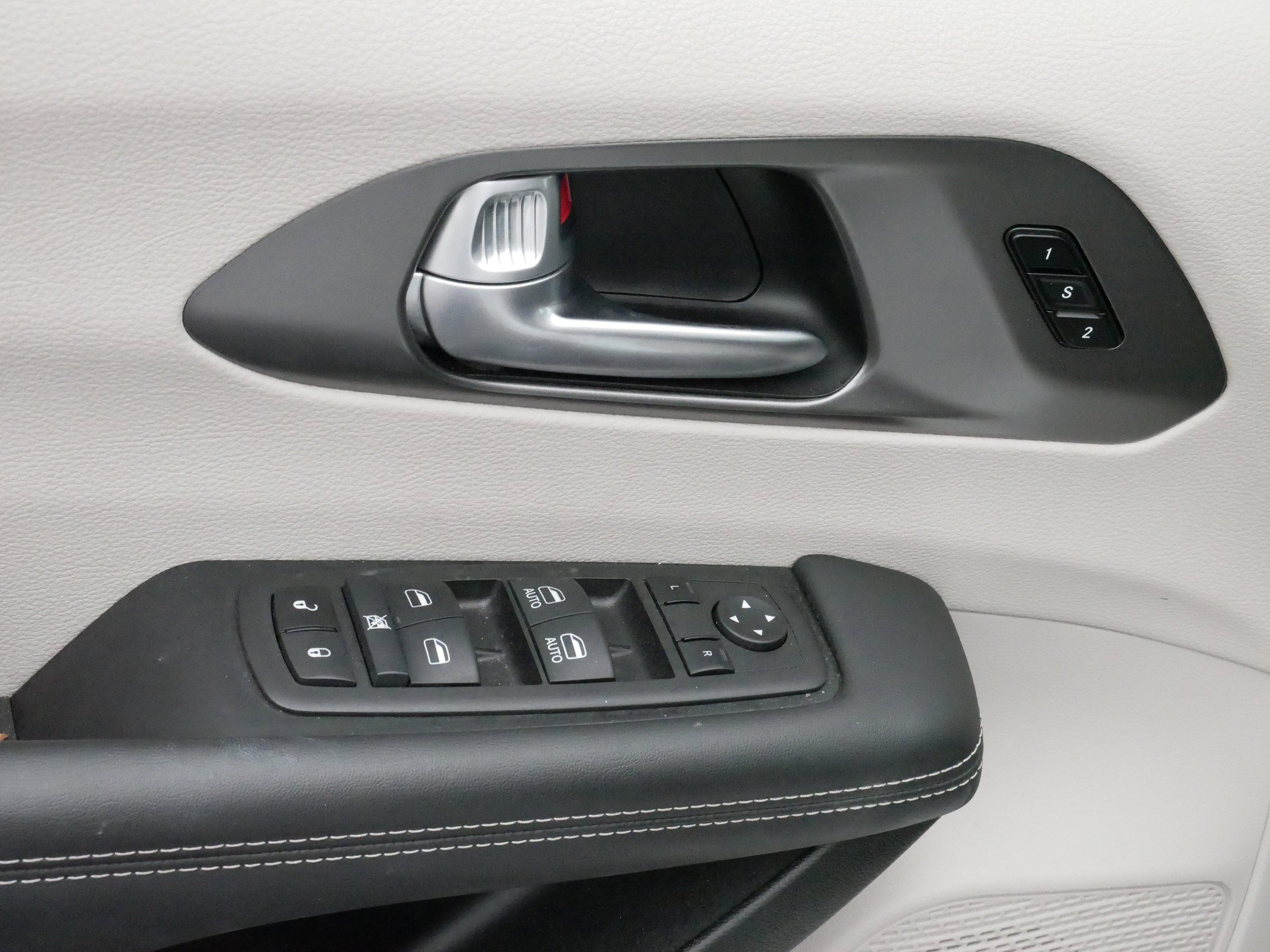 Used 2024 Chrysler Pacifica Touring-L image 19