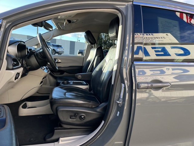 Used 2022 Chrysler Pacifica Touring-L image 32