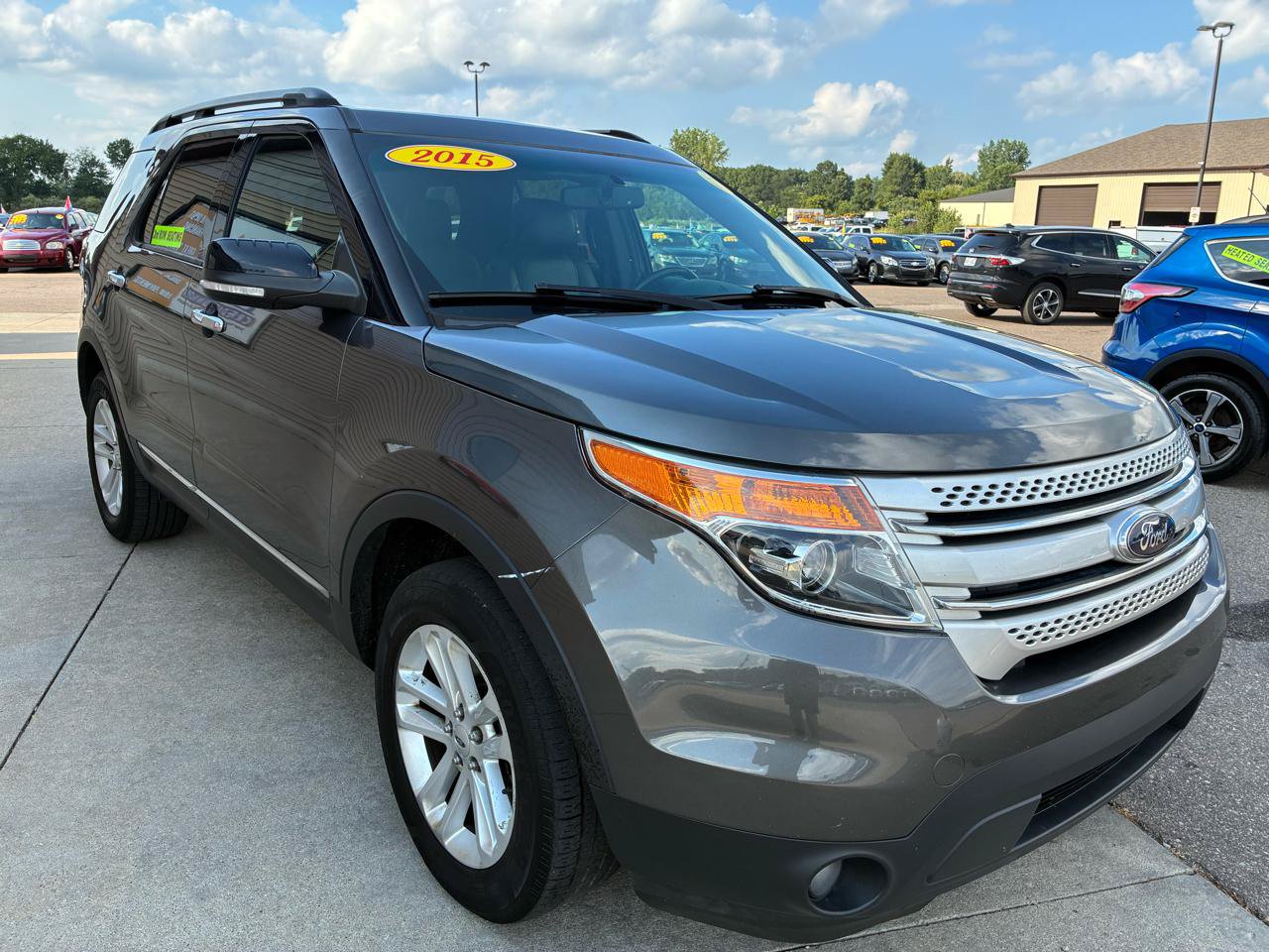 Used 2015 Ford Explorer XLT w/ Equipment Group 202A AWD/4WD image 3